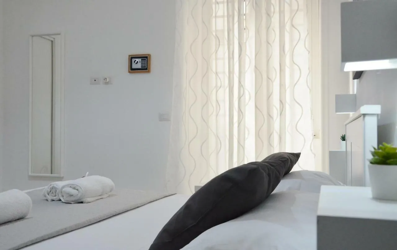 Mellos B&B Naples Bed & Breakfast